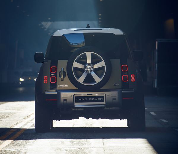Le Land Rover Defender 90 est conçu pour surmonter les routes extrêmes