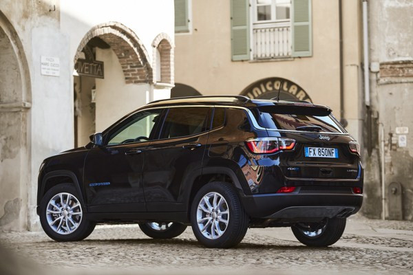 La Jeep Compass 4xe hybride rechargeable en approche