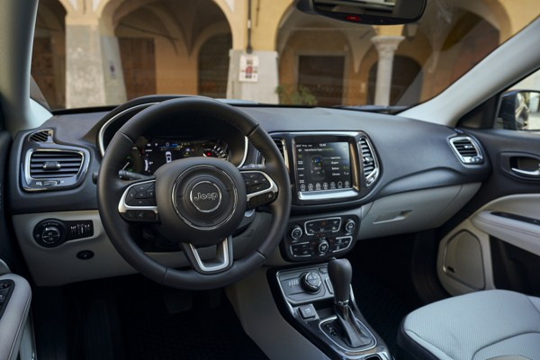 La Jeep Compass 4xe hybride rechargeable en approche