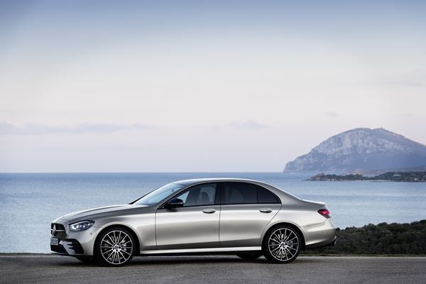 La Mercedes Classe E Berline s'offre un design plus dynamique