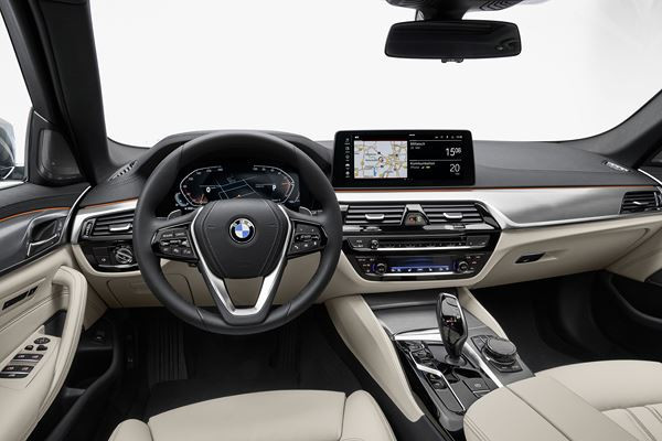 La BMW Série 5 Touring affiche une prestance renforcée