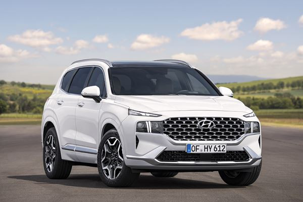 Le Hyundai Santa Fe affiche une imposante calandre à la forme originale