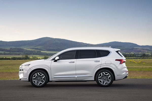 Le Hyundai Santa Fe affiche une imposante calandre à la forme originale