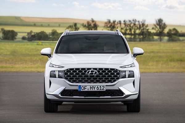 Le Hyundai Santa Fe affiche une imposante calandre à la forme originale