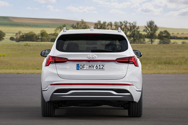 Le Hyundai Santa Fe affiche une imposante calandre à la forme originale