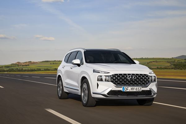 Le Hyundai Santa Fe affiche une imposante calandre à la forme originale