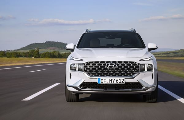 Le Hyundai Santa Fe affiche une imposante calandre à la forme originale