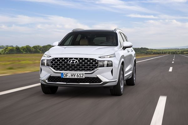 Le Hyundai Santa Fe affiche une imposante calandre à la forme originale