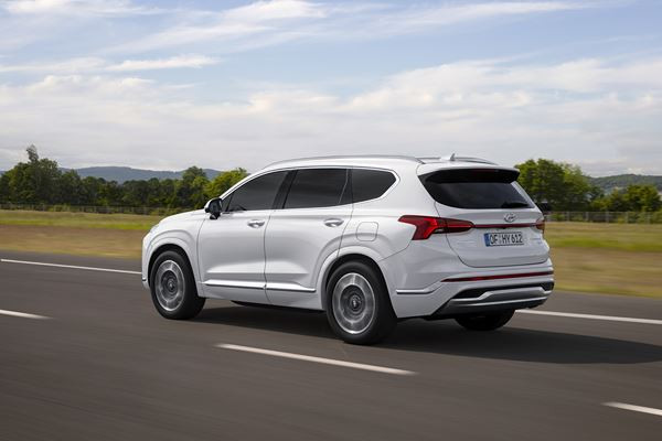 Le Hyundai Santa Fe affiche une imposante calandre à la forme originale