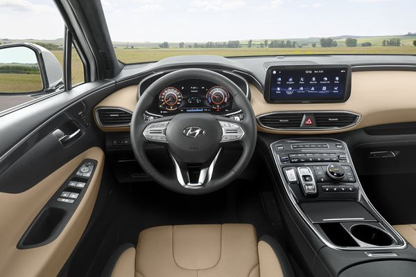 Le Hyundai Santa Fe affiche une imposante calandre à la forme originale
