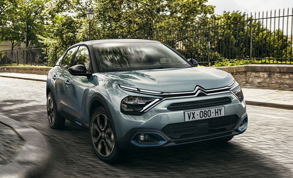 Citroën ë-C4: une berline compacte électrique surélevée à la lunette arrière inclinée