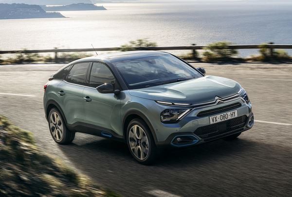 Citroën ë-C4: une berline compacte électrique surélevée à la lunette arrière inclinée