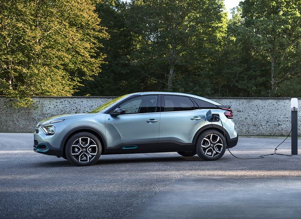 Citroën ë-C4: une berline compacte électrique surélevée à la lunette arrière inclinée