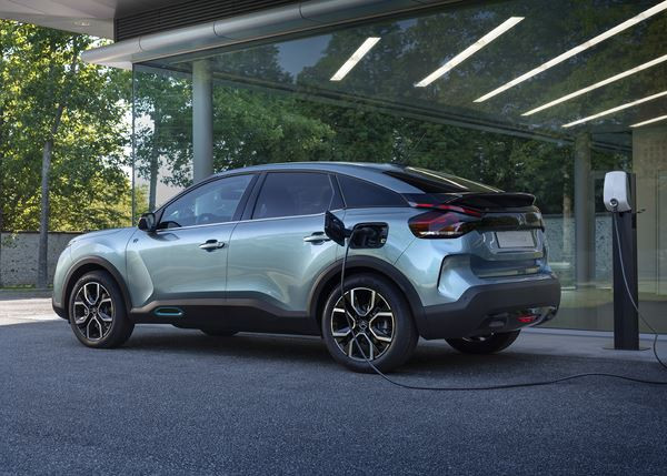 Citroën ë-C4: une berline compacte électrique surélevée à la lunette arrière inclinée