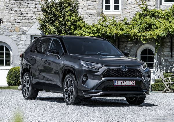 Le Toyota RAV4 Hybride Rechargeable affiche une autonomie électrique de 75 km