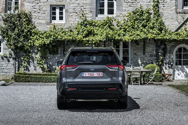 Le Toyota RAV4 Hybride Rechargeable affiche une autonomie électrique de 75 km