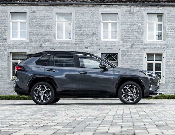 Le Toyota RAV4 Hybride Rechargeable affiche une autonomie électrique de 75 km