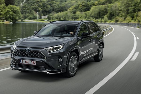 Le Toyota RAV4 Hybride Rechargeable affiche une autonomie électrique de 75 km
