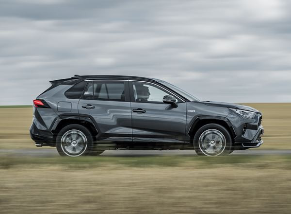 Le Toyota RAV4 Hybride Rechargeable affiche une autonomie électrique de 75 km