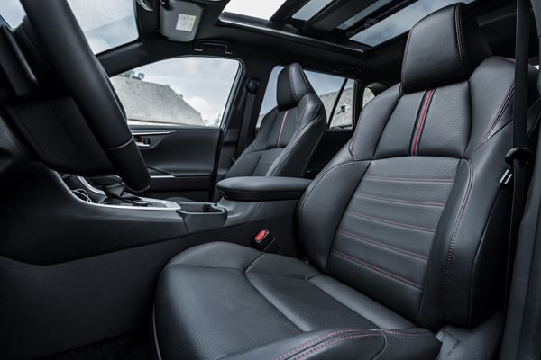 Le Toyota RAV4 Hybride Rechargeable affiche une autonomie électrique de 75 km