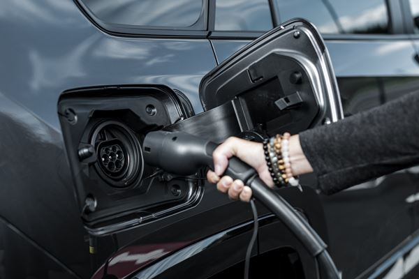 Le Toyota RAV4 Hybride Rechargeable affiche une autonomie électrique de 75 km