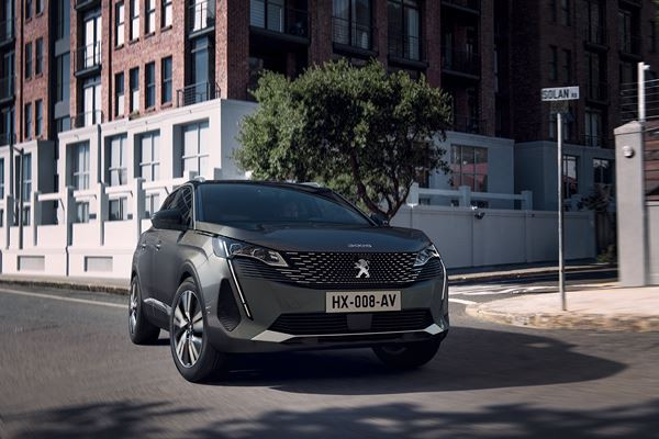 Le SUV Peugeot 3008 affiche une calandre sans cadre prolongée d’ailettes