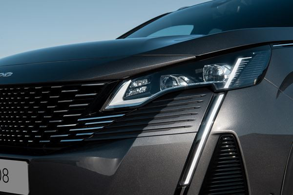 Le SUV Peugeot 3008 affiche une calandre sans cadre prolongée d’ailettes