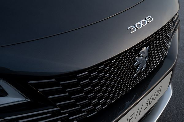 Le SUV Peugeot 3008 affiche une calandre sans cadre prolongée d’ailettes