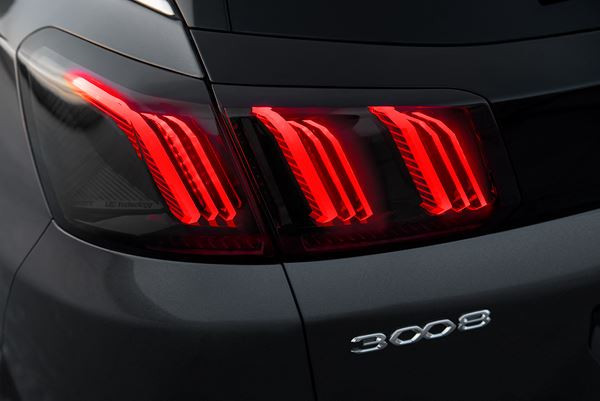 Le SUV Peugeot 3008 affiche une calandre sans cadre prolongée d’ailettes