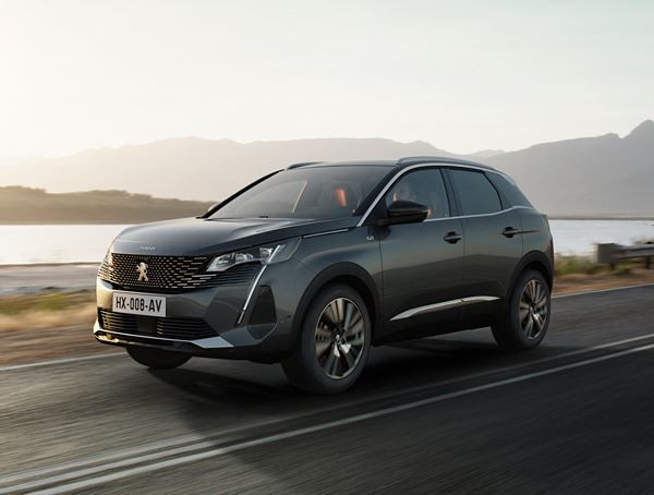 Le SUV Peugeot 3008 affiche une calandre sans cadre prolongée d’ailettes