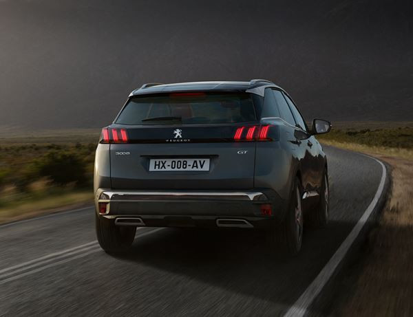 Le SUV Peugeot 3008 affiche une calandre sans cadre prolongée d’ailettes