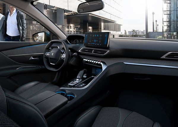 Le SUV Peugeot 3008 affiche une calandre sans cadre prolongée d’ailettes