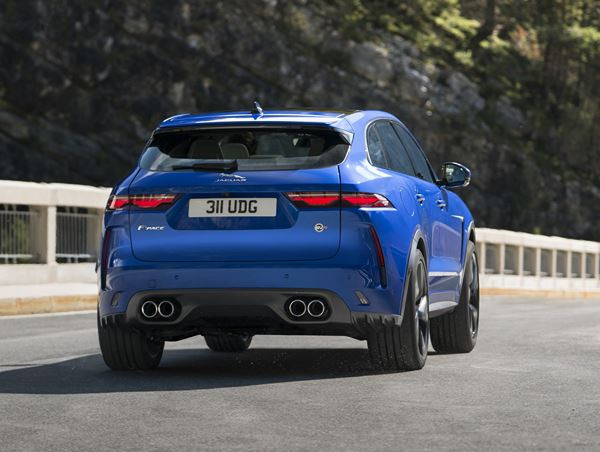 Le Jaguar F-Pace SVR à moteur V8 développe une puissance de 550 chevaux