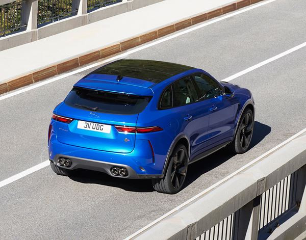 Le Jaguar F-Pace SVR à moteur V8 développe une puissance de 550 chevaux