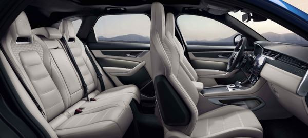 Le Jaguar F-Pace SVR à moteur V8 développe une puissance de 550 chevaux