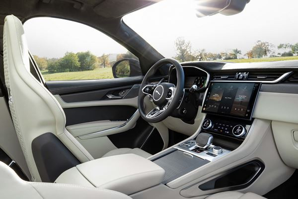 Le Jaguar F-Pace SVR à moteur V8 développe une puissance de 550 chevaux