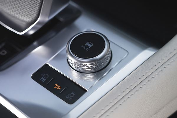 Le Jaguar F-Pace SVR à moteur V8 développe une puissance de 550 chevaux