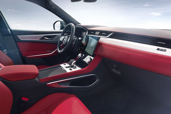 Le SUV sportif Jaguar F-Pace s'offre une présence visuelle plus affirmée