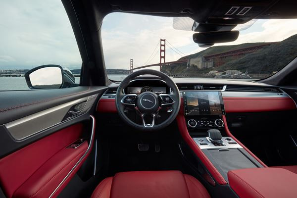 Le SUV sportif Jaguar F-Pace s'offre une présence visuelle plus affirmée