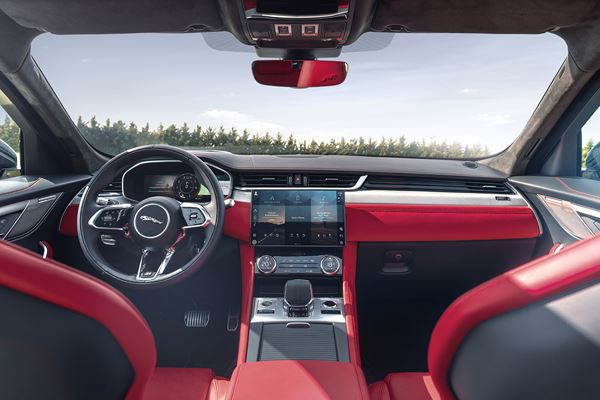 Le SUV sportif Jaguar F-Pace s'offre une présence visuelle plus affirmée