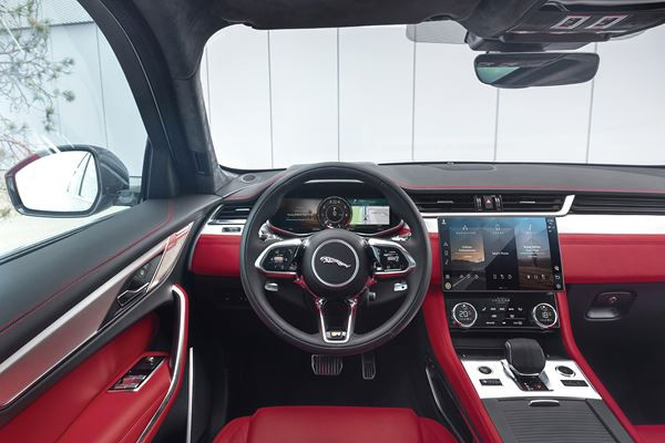 Le SUV sportif Jaguar F-Pace s'offre une présence visuelle plus affirmée