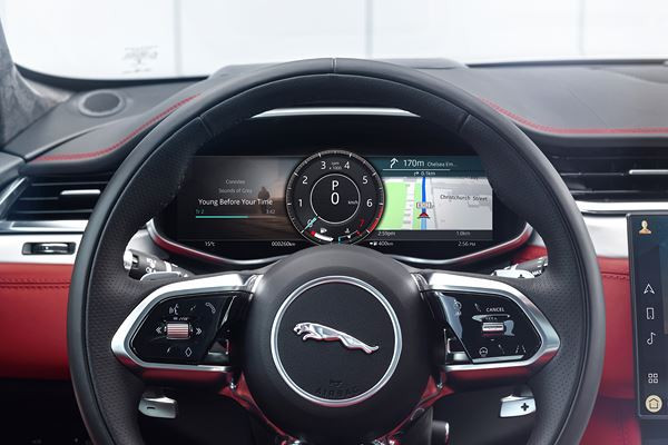 Le SUV sportif Jaguar F-Pace s'offre une présence visuelle plus affirmée