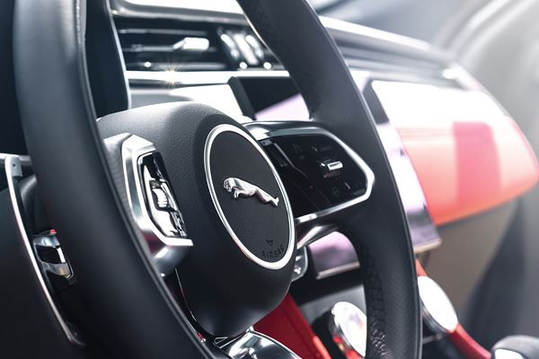 Le SUV sportif Jaguar F-Pace s'offre une présence visuelle plus affirmée