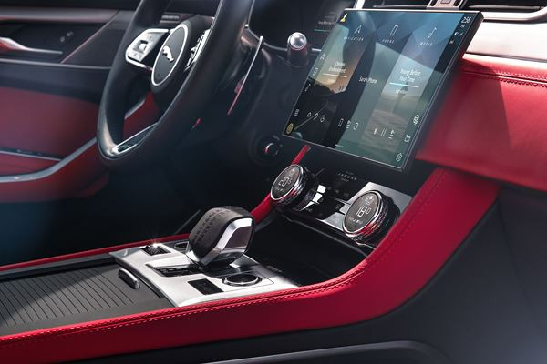 Le SUV sportif Jaguar F-Pace s'offre une présence visuelle plus affirmée