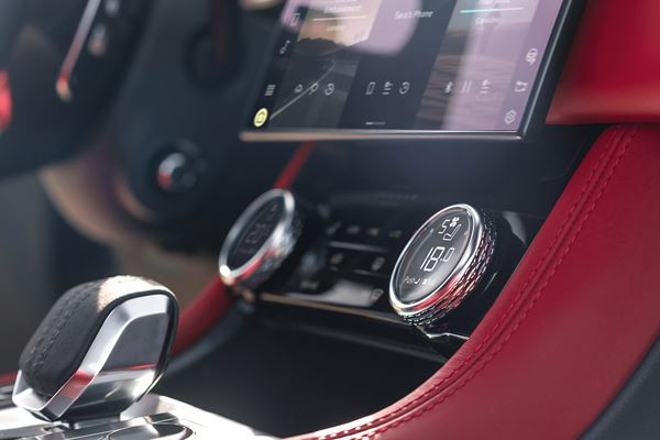 Le SUV sportif Jaguar F-Pace s'offre une présence visuelle plus affirmée