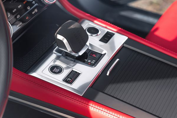 Le SUV sportif Jaguar F-Pace s'offre une présence visuelle plus affirmée