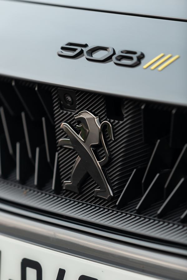 Le break électrifié radical 508 SW Peugeot Sport Engineered délivre 360 ch