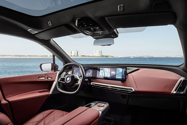 Le grand SAV BMW iX électrique est basé sur un arsenal technologique évolutif
