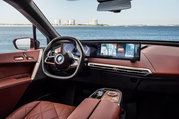 Le grand SAV BMW iX électrique est basé sur un arsenal technologique évolutif