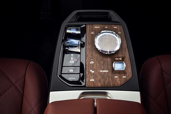 Le grand SAV BMW iX électrique est basé sur un arsenal technologique évolutif